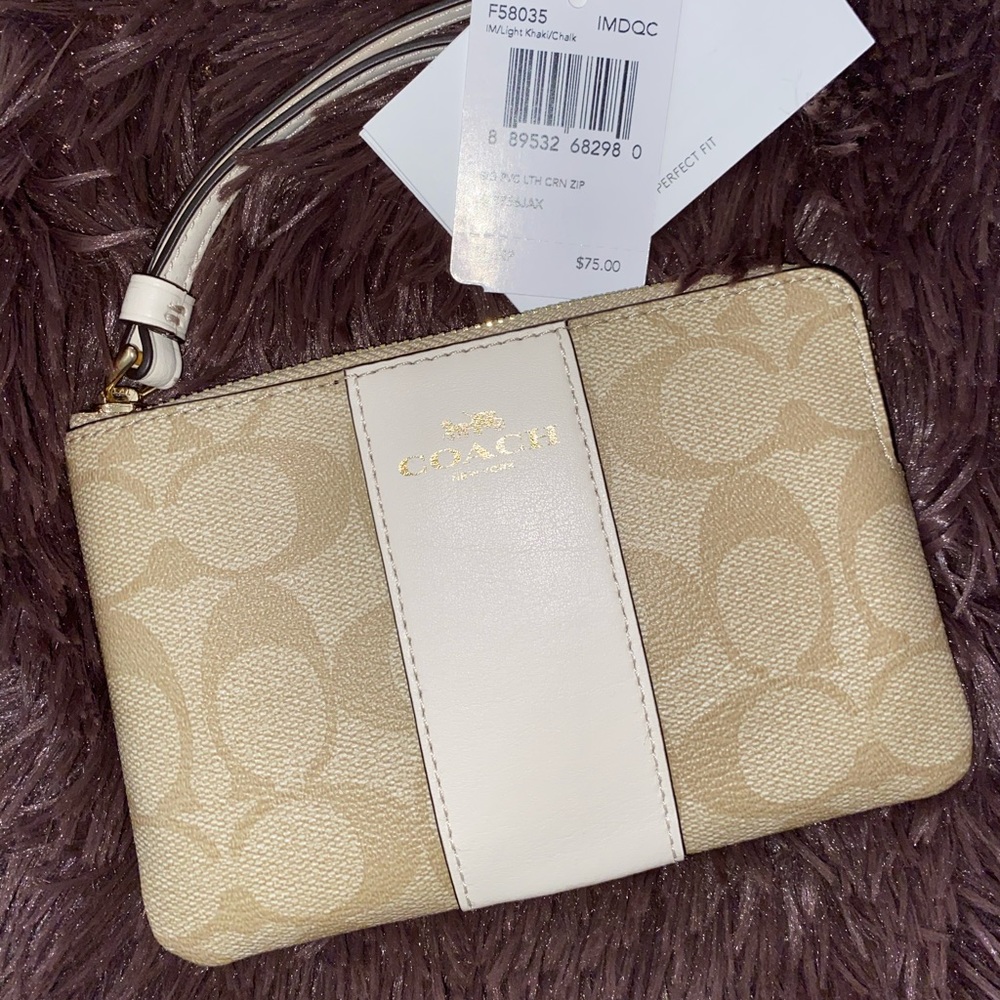 Coach ivory/Kaki Wristlet 🌺